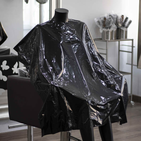 capas de corte desechables en material plástico para peluquería y barbería negras